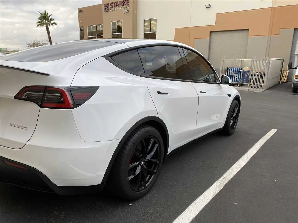 Does tesla model y come with tinted windows
