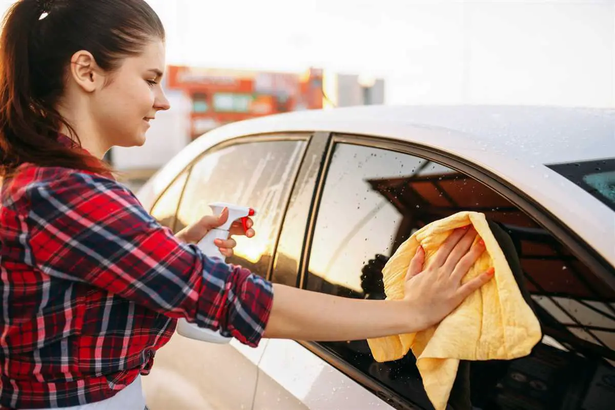 Step-by-step guide to cleaning car windows with tint